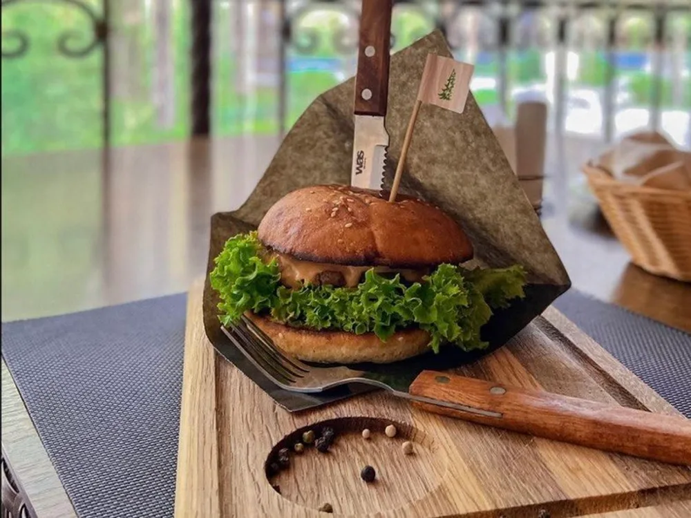 Фірмовий бургер «Смерека Grill» на дерев'яній дошці